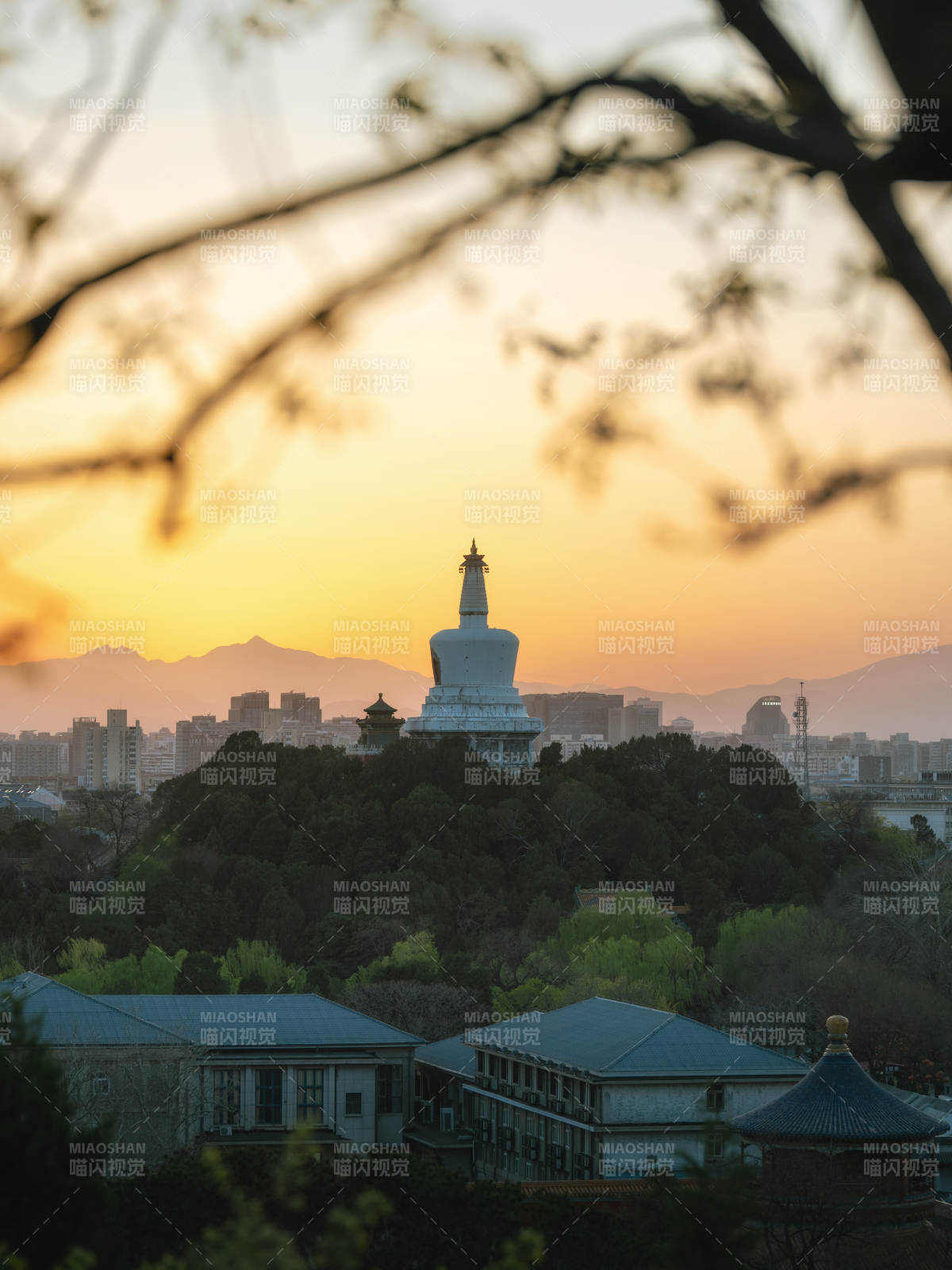 白塔夕阳图片