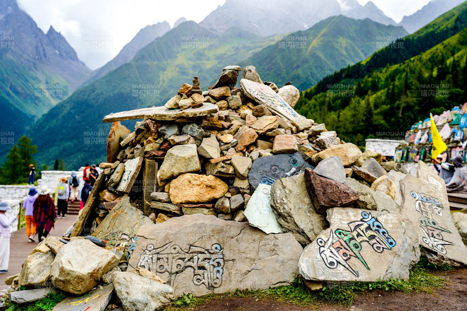 山间石堆与经文图片