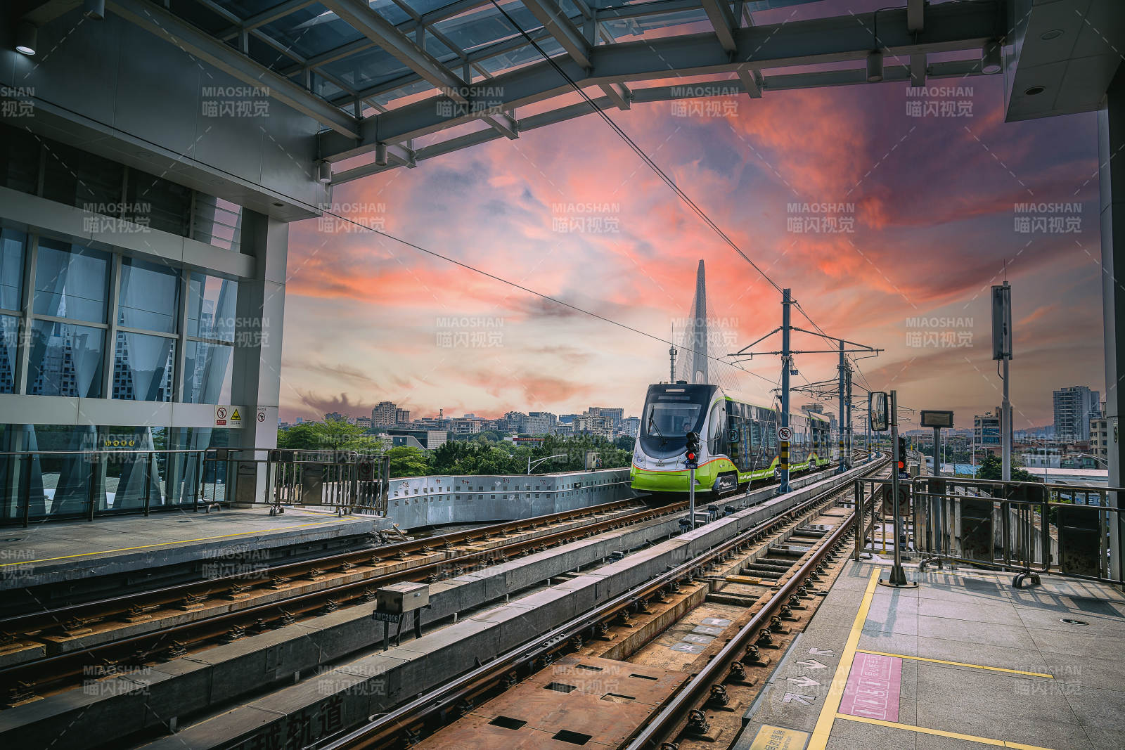 夕阳下的火车站图片