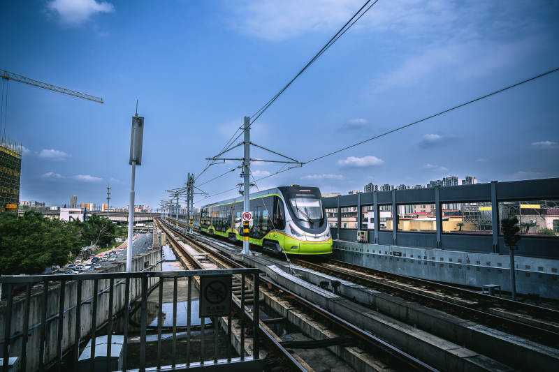 城市轻轨列车运行中图片