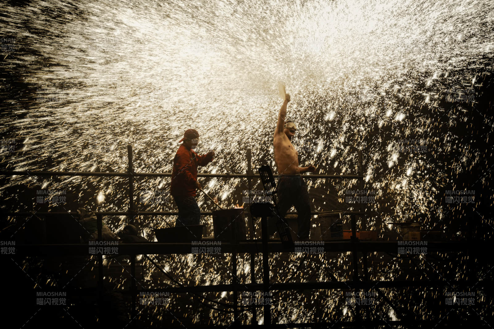 烟花下的欢庆时刻图片