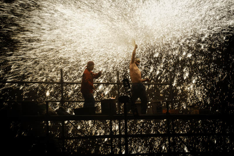 烟花下的欢庆时刻图片