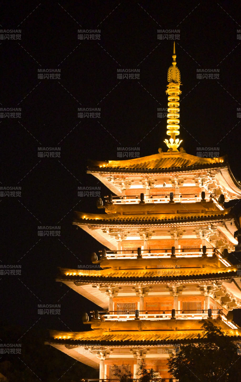 夜色中的金色佛塔图片