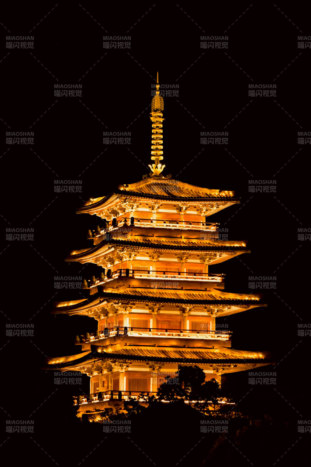 夜色中的金色佛塔图片