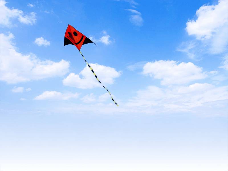 风筝翱翔蓝天图片