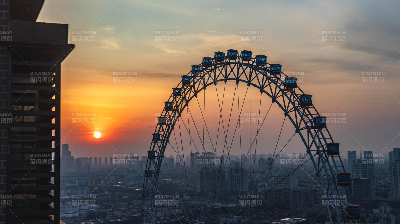 夕阳下的摩天轮剪影图片