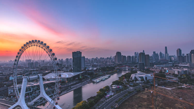 日落时分的城市天际线图片