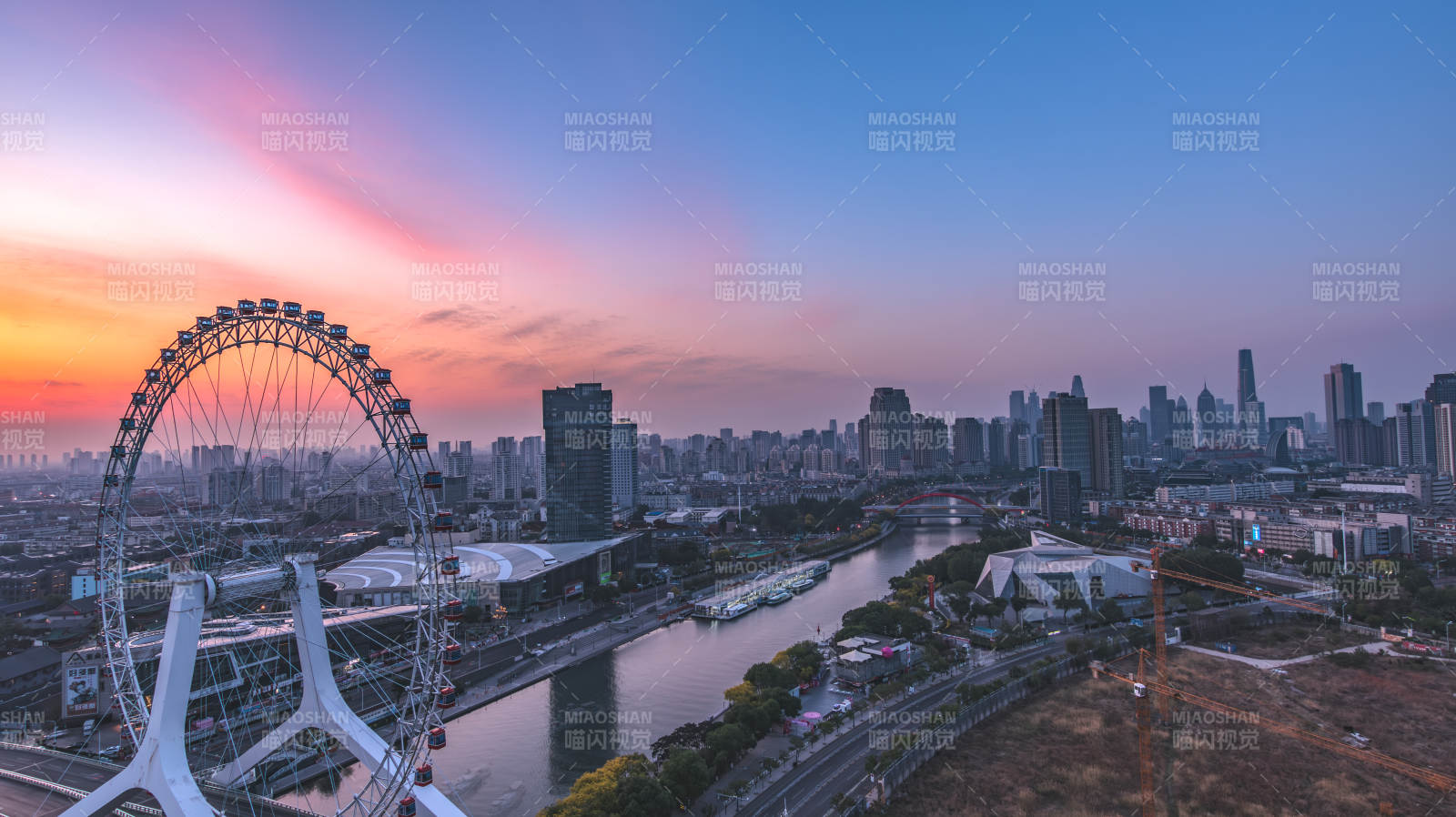 日落时分的城市天际线图片