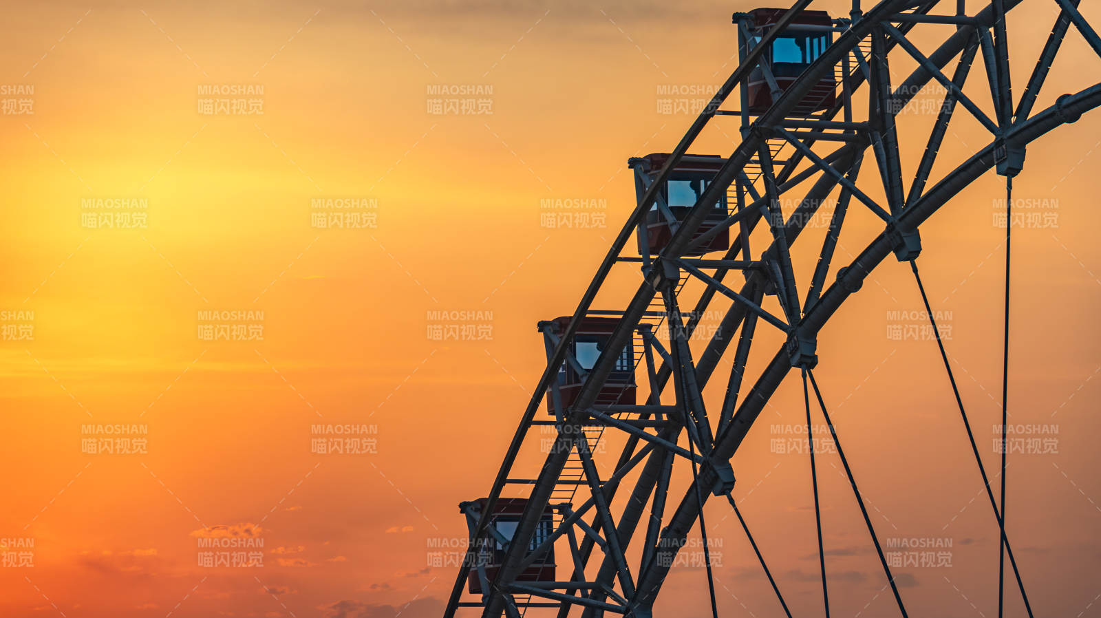 夕阳下的摩天轮剪影图片