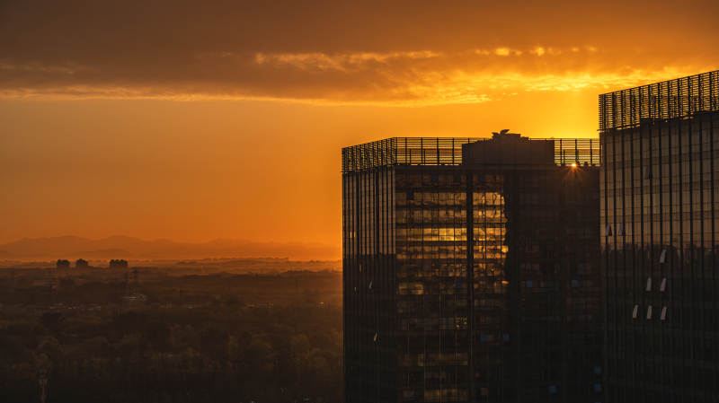 夕阳下的城市剪影图片