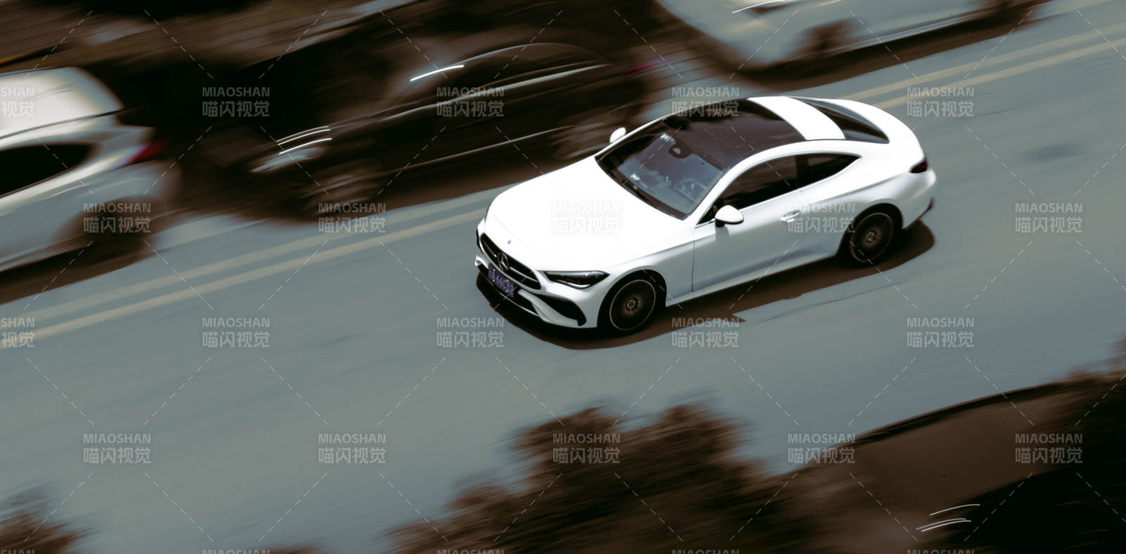 疾驰的白色跑车图片