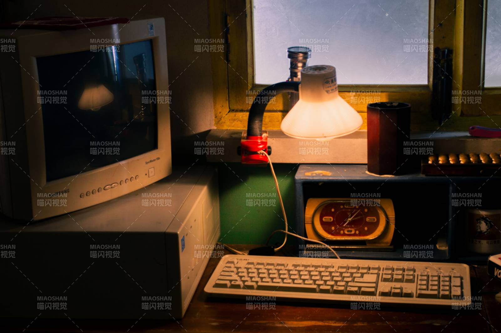 复古科技工作台图片