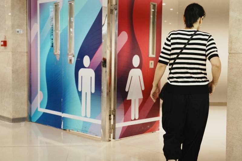 走向厕所的女士图片