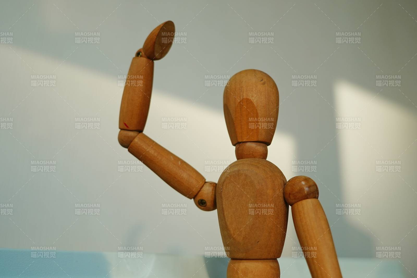 木制人偶挥手致意图片