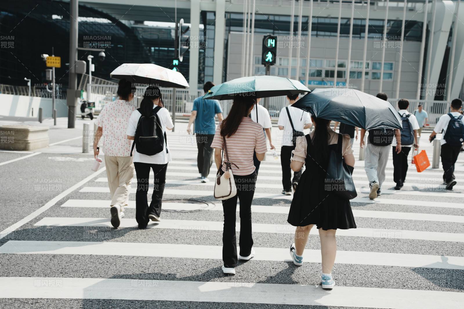 夏日行人过马路图片
