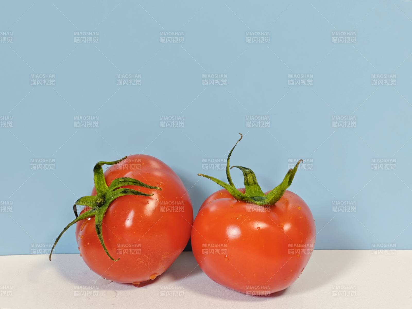 两个番茄并排摆放图片