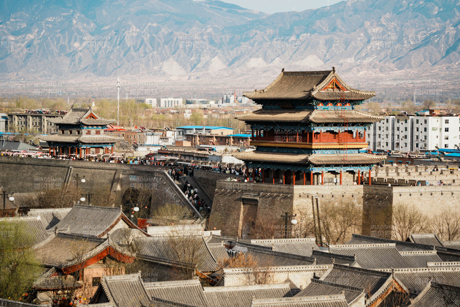 忻州古城墙上的春日景色图片