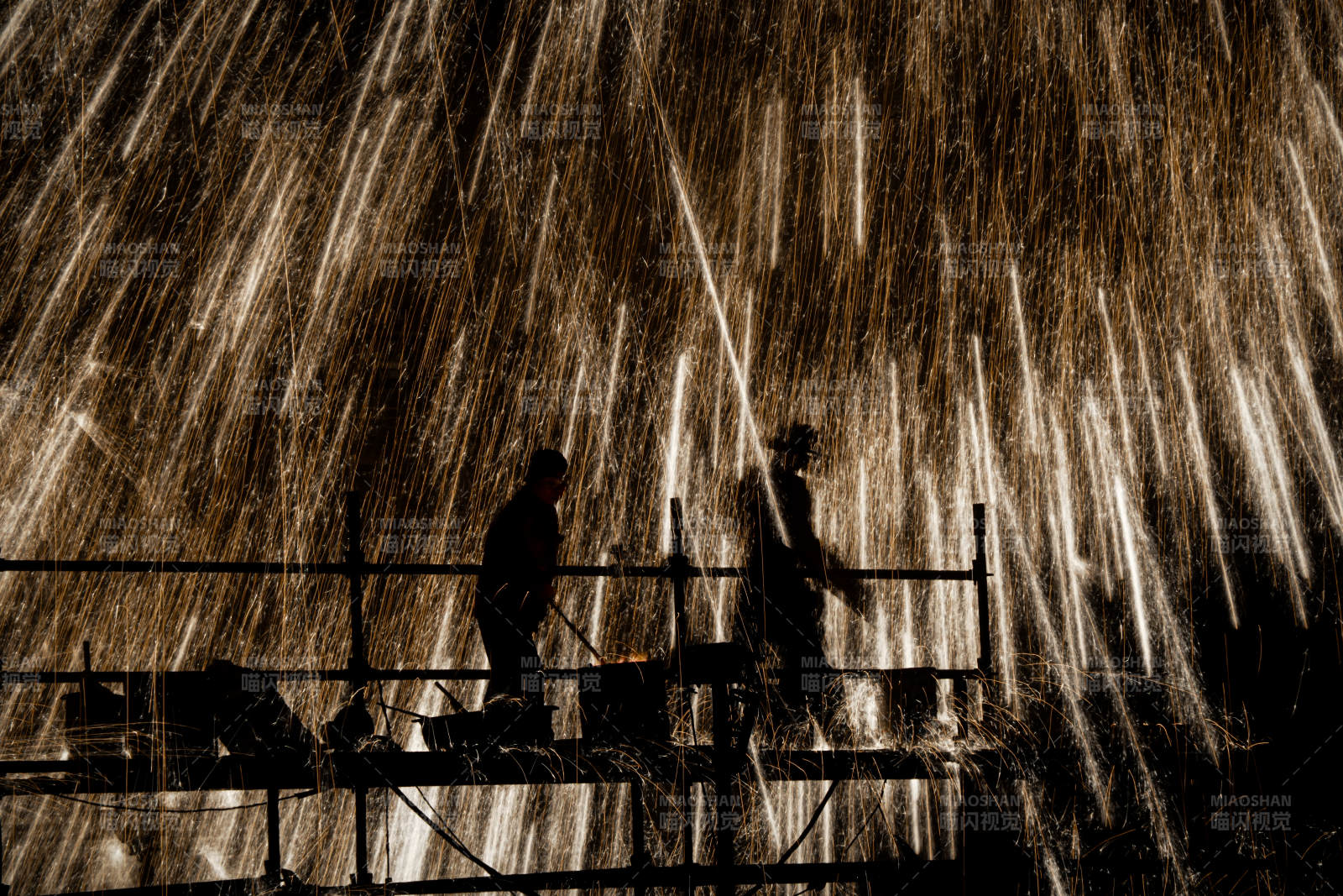 打铁花表演图片