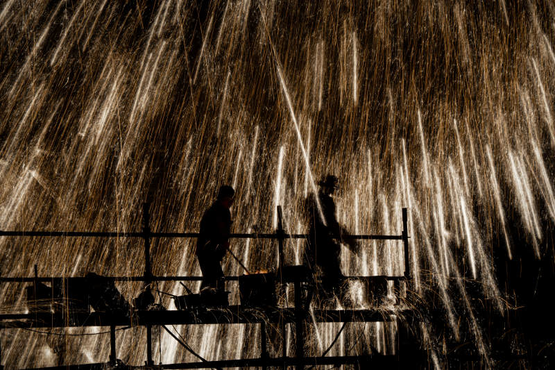 打铁花表演图片