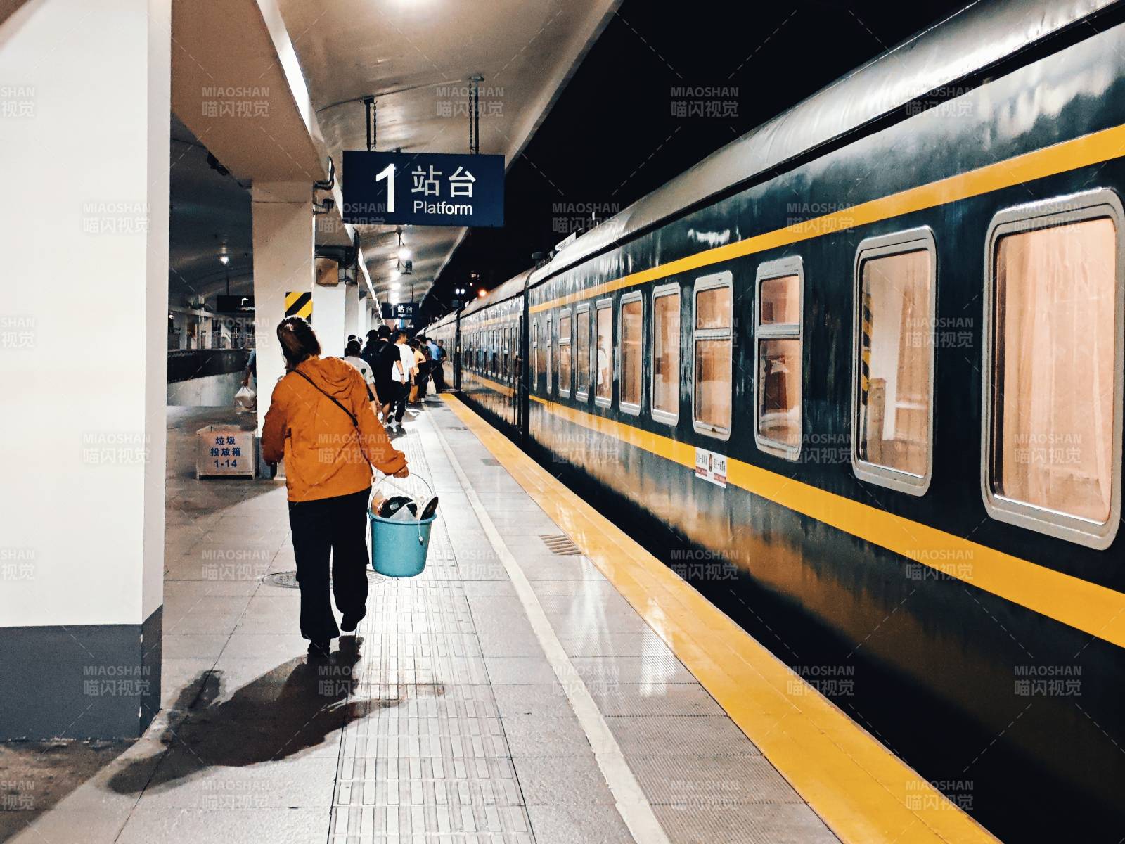 火车站台上的乘客图片