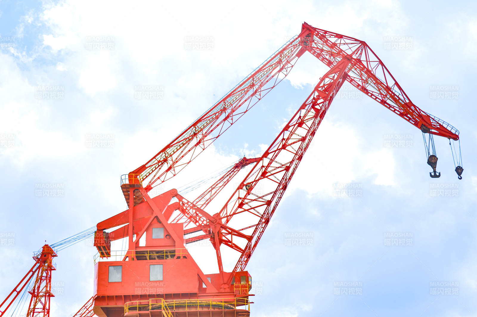 红色起重机在蓝天图片