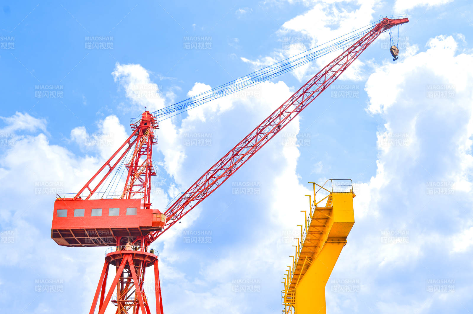 海港口红黄起重机图片