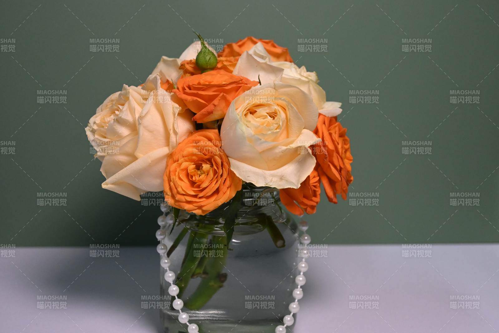 橙白玫瑰花瓶图片