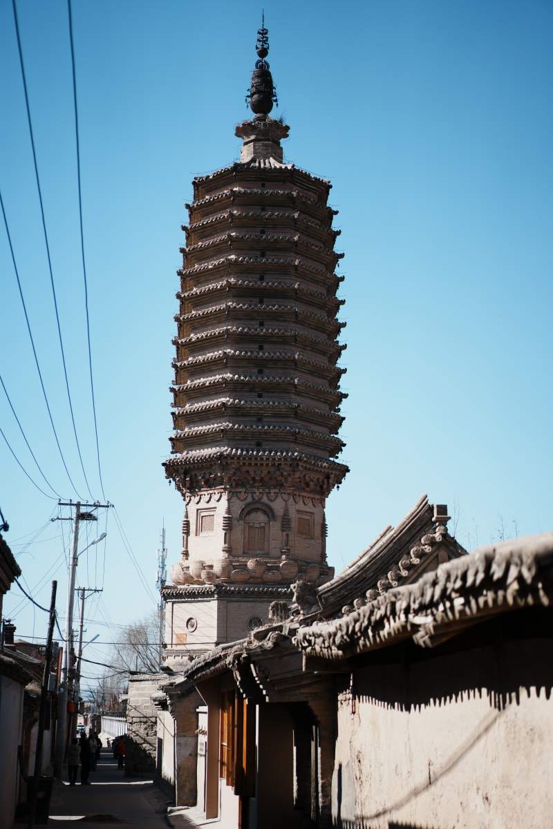 古塔耸立在巷子尽头图片