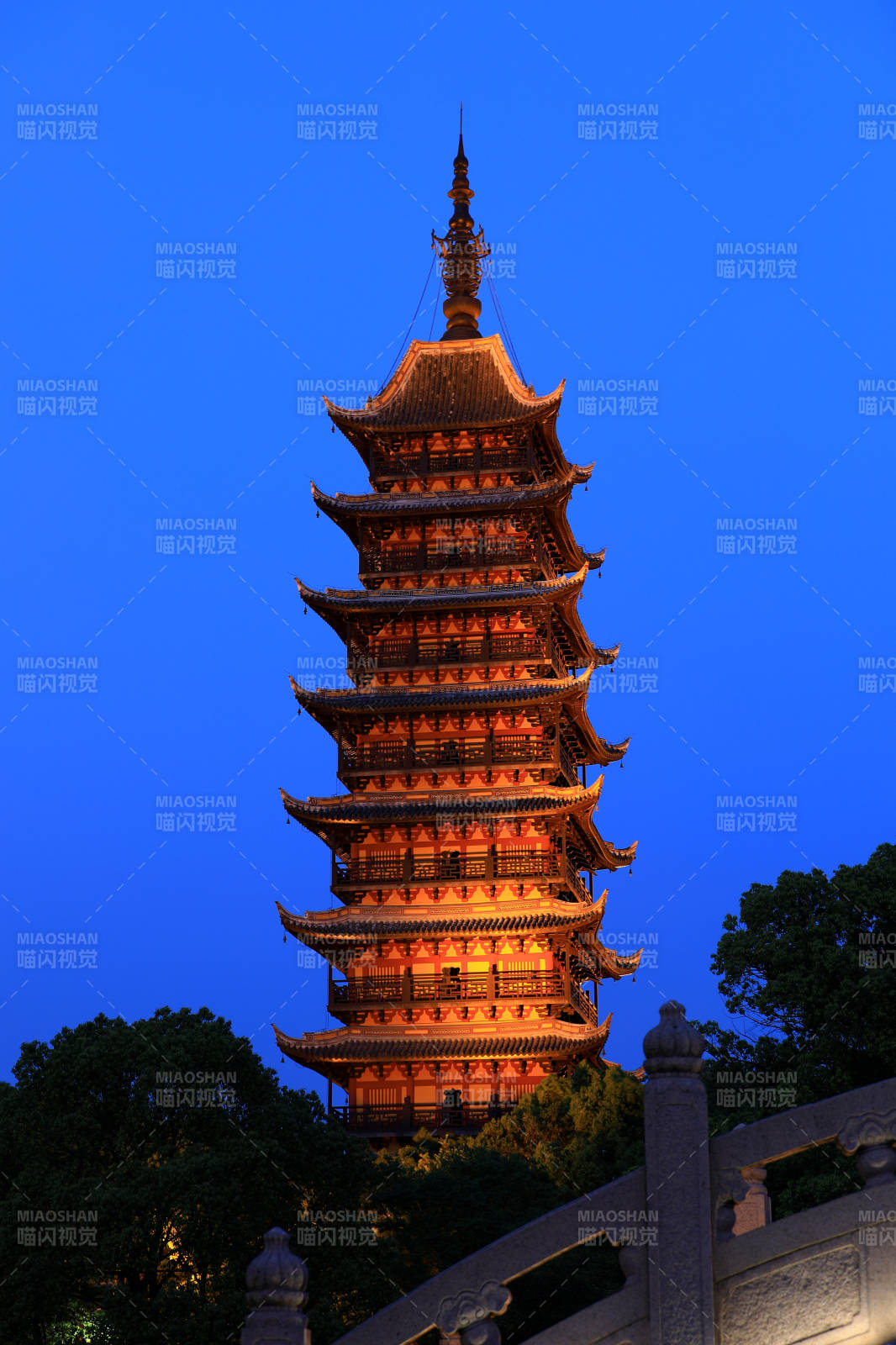 夜色中的常熟方塔图片