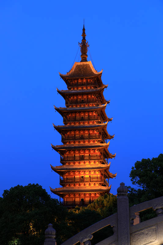 夜色中的常熟方塔图片