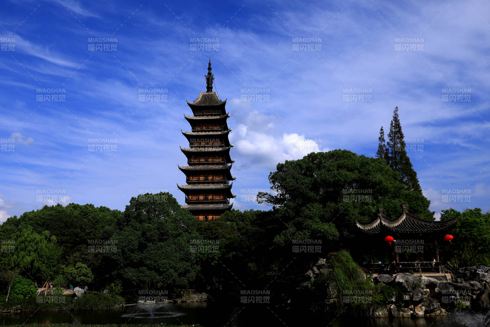 古塔映湖光图片