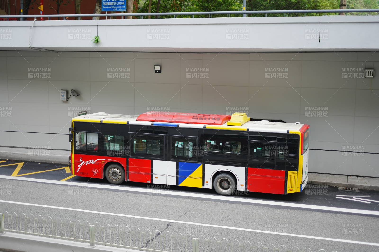 彩色巴士城市行图片