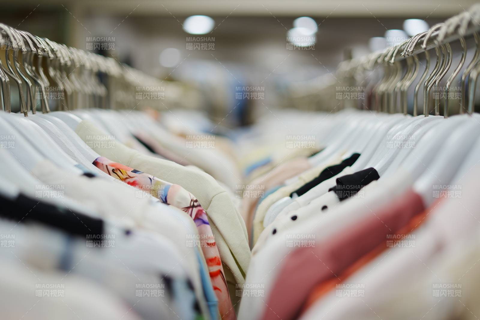 衣架上的衣物图片