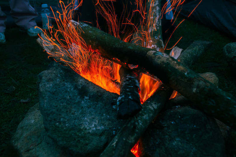 篝火晚会的火花四溅图片