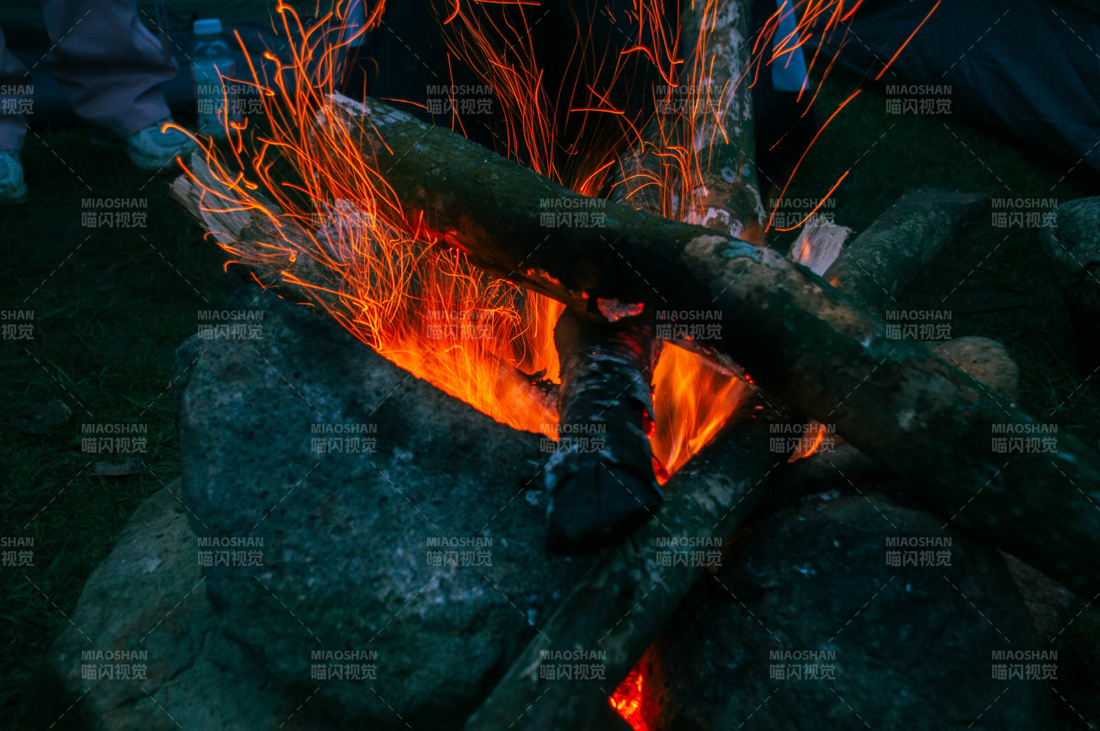 篝火晚会的火花四溅图片