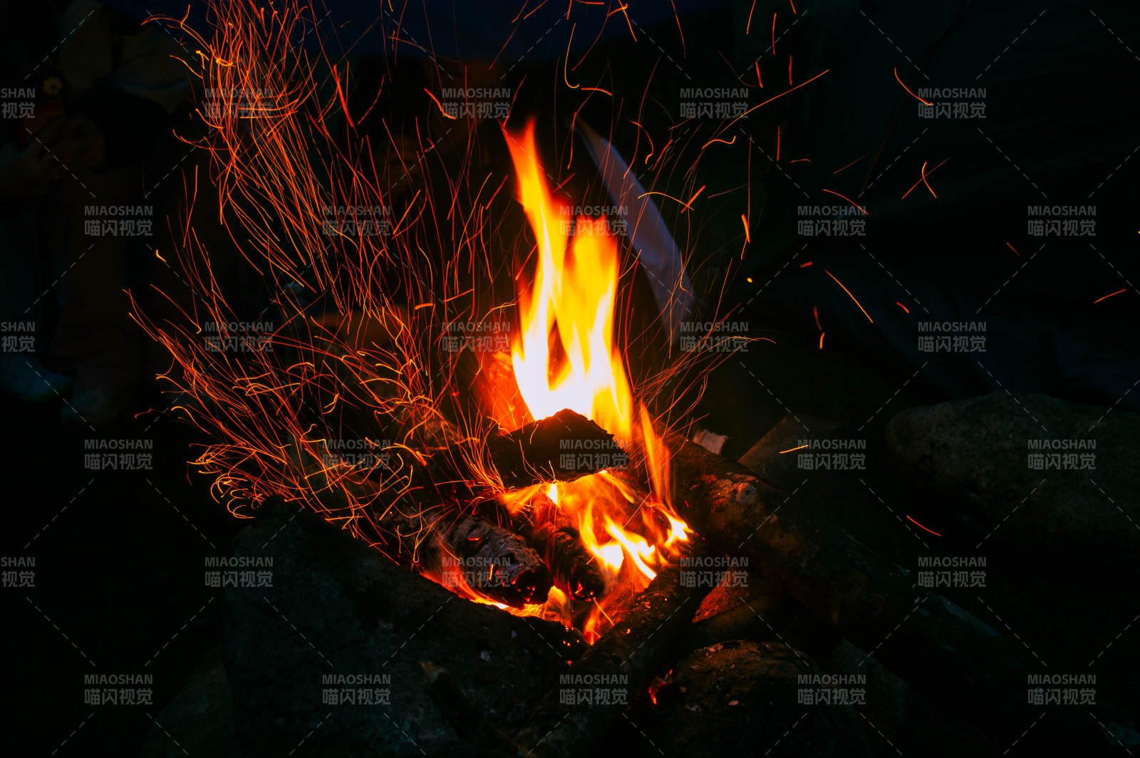 夜色篝火 火花飞舞图片