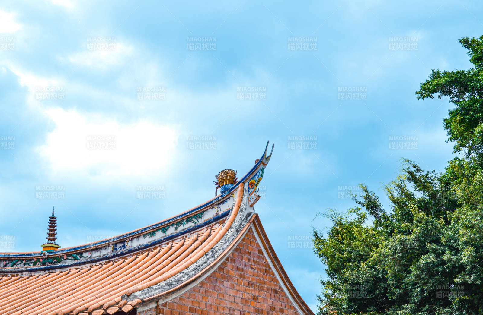古寺屋顶与蓝天图片