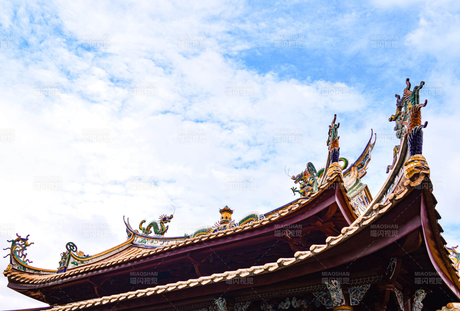 寺庙屋顶的精美装饰图片