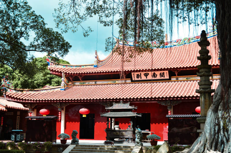 古刹红墙映翠树图片