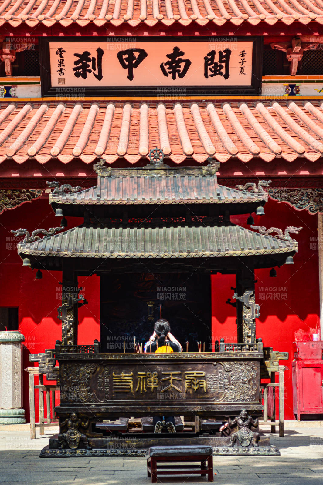 寺庙香炉前的虔诚信徒图片