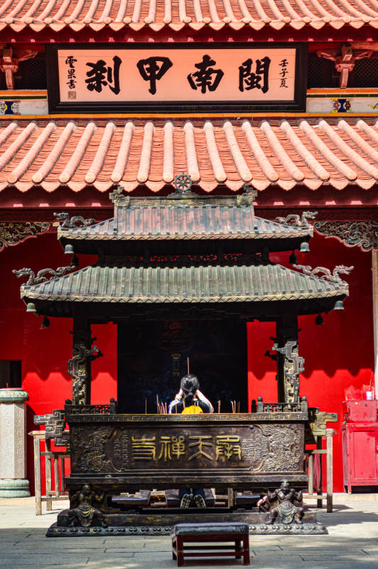 寺庙香炉前的虔诚信徒图片