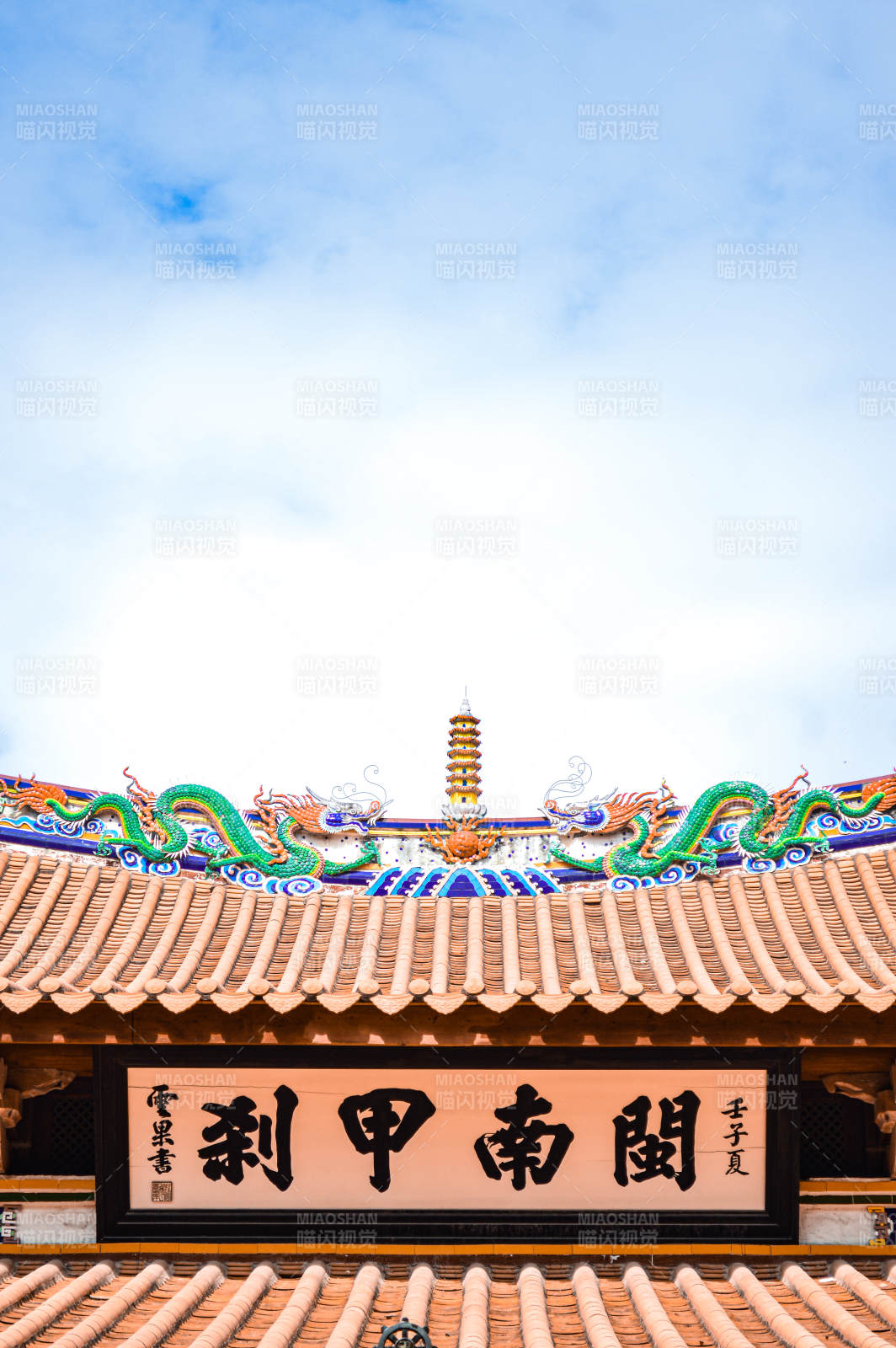 南阁甲刹古建筑屋顶图片