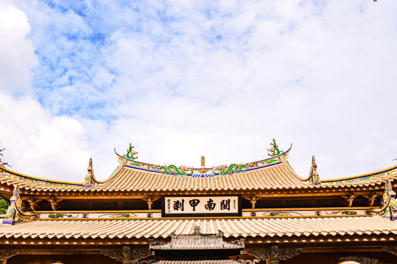 寺庙屋顶与蓝天图片