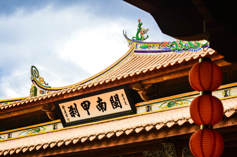 寺庙屋檐下的灯笼图片