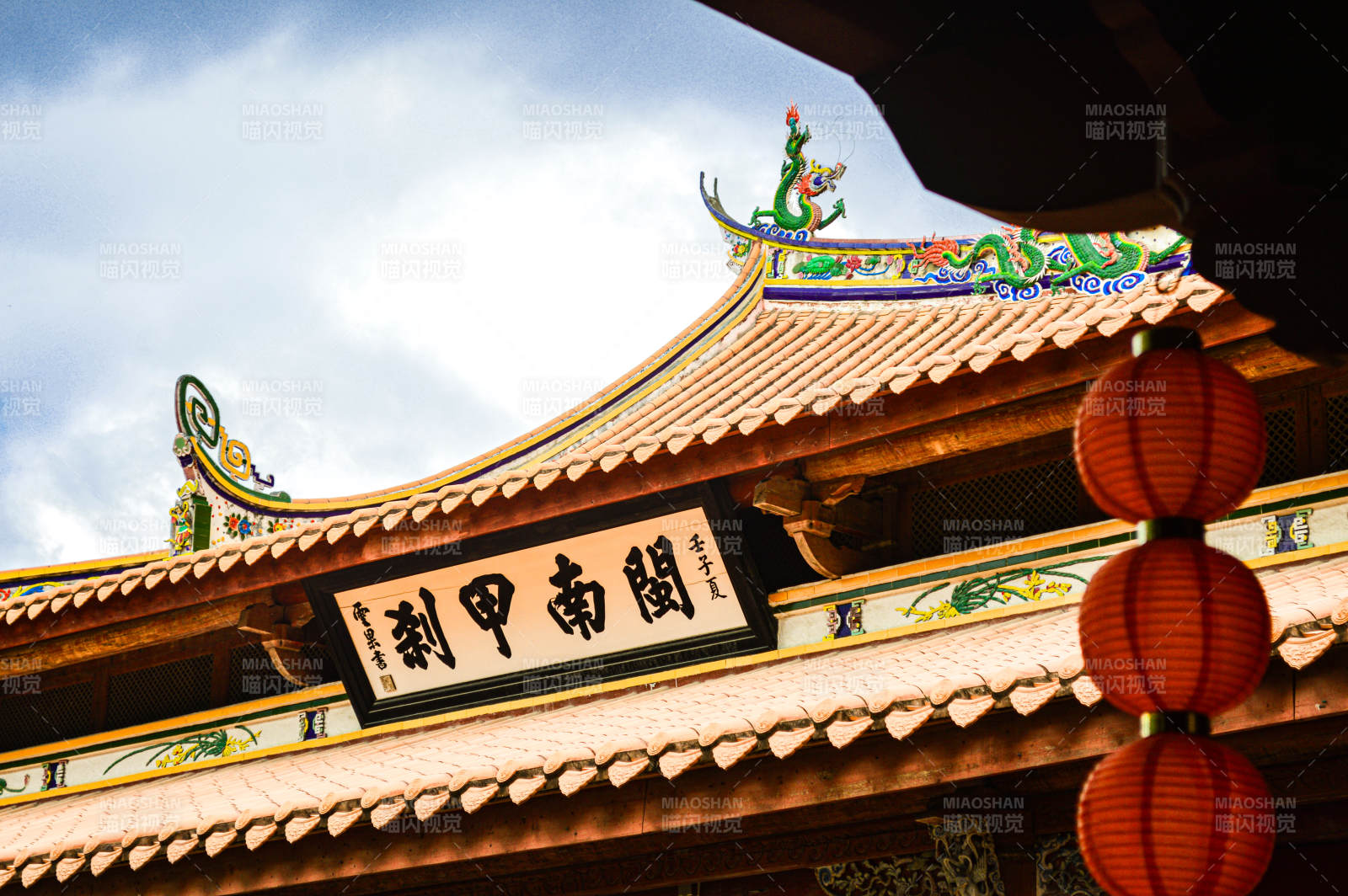 寺庙屋檐下的灯笼图片