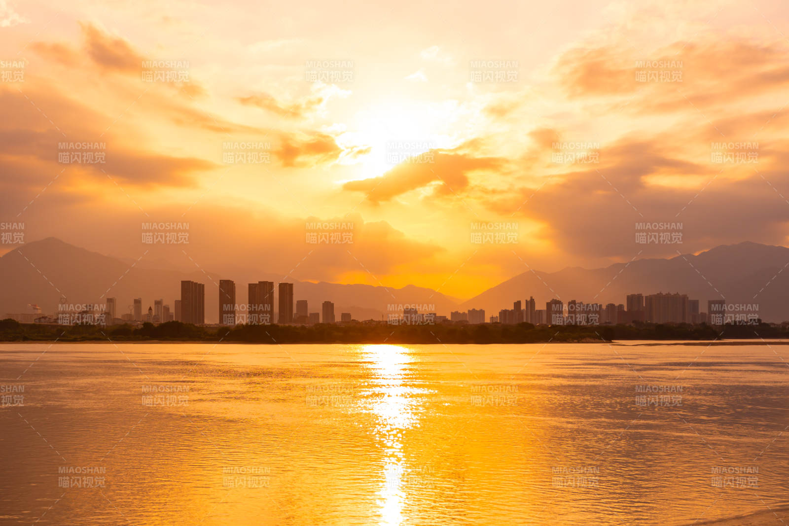 夕阳下的城市剪影图片