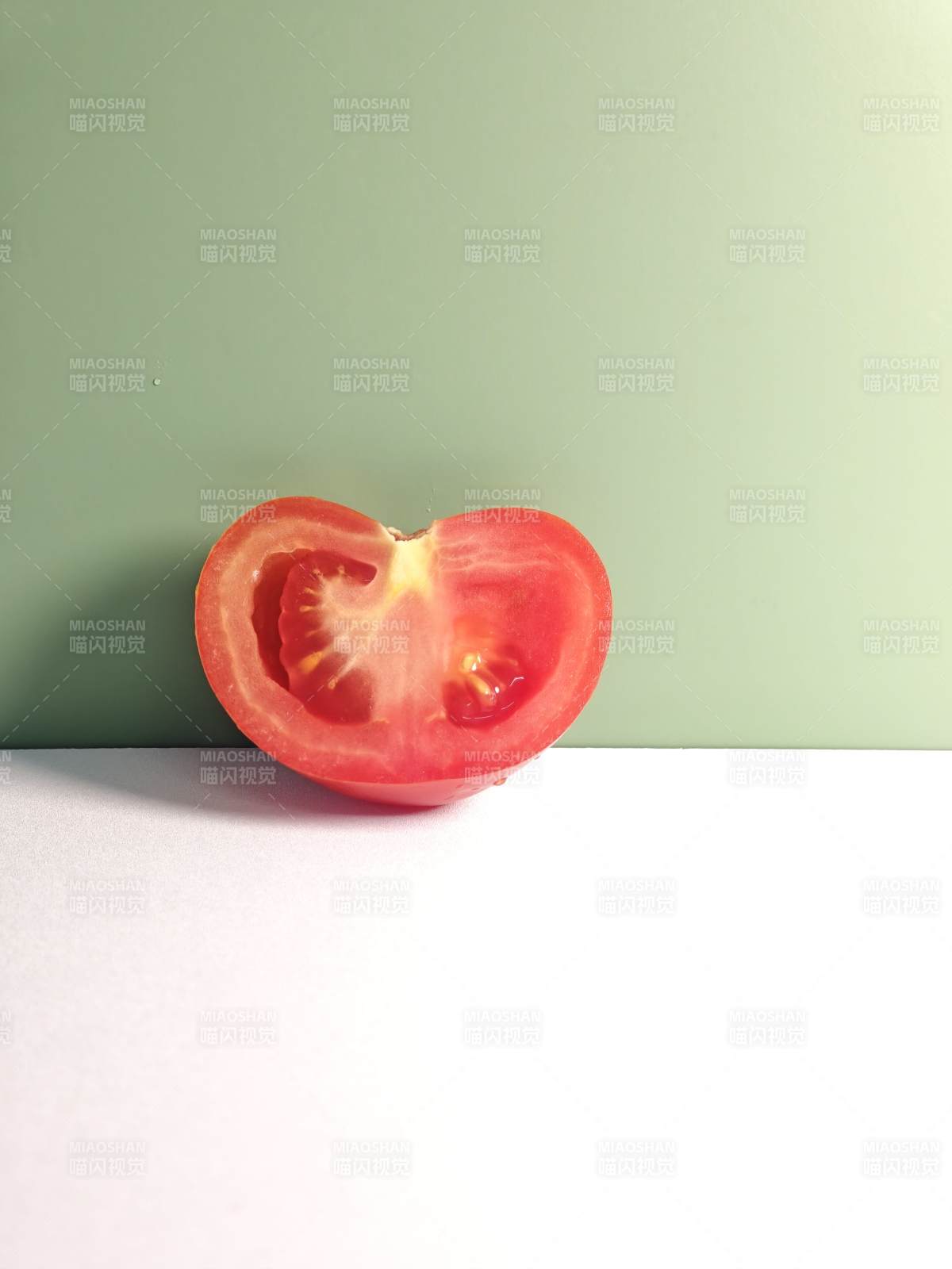 切开的番茄图片