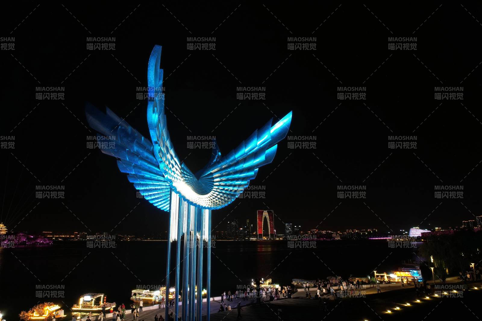 夜空下的蓝色翅膀图片