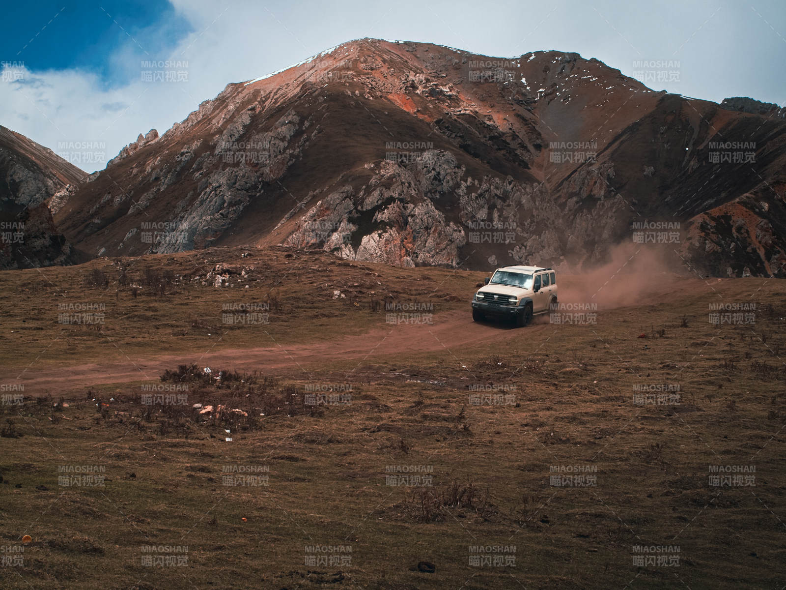 越野车驰骋山间图片