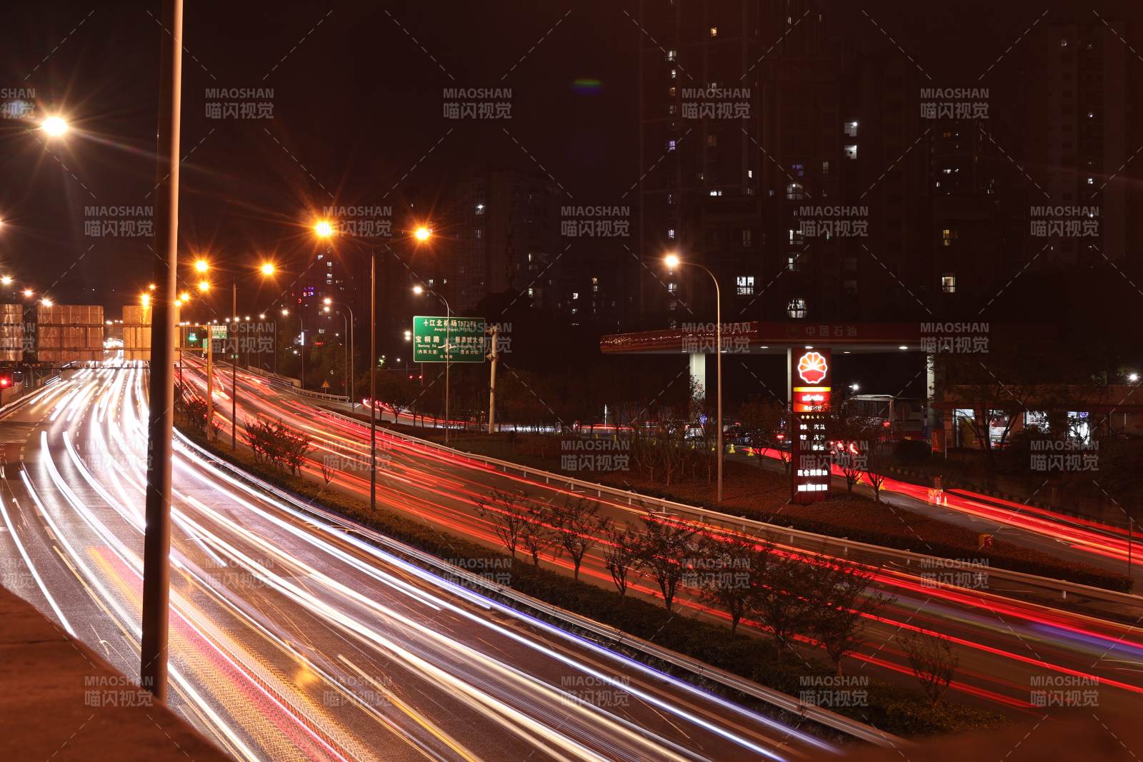 夜间城市交通图片